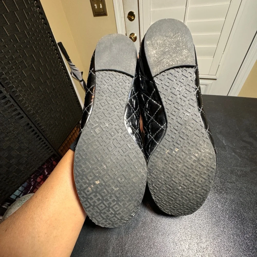 Tory Burch black patent leather quilted gold tone logo flats size 7